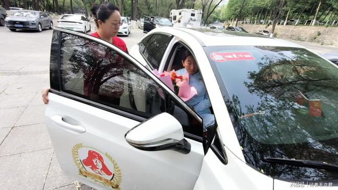 业致敬白衣天使凝聚社会温情麻将胡了2模拟器沈阳爱心企(图2)