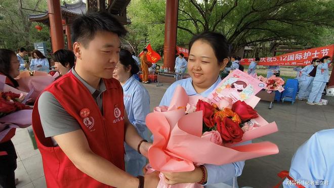业致敬白衣天使凝聚社会温情麻将胡了2模拟器沈阳爱心企(图4)