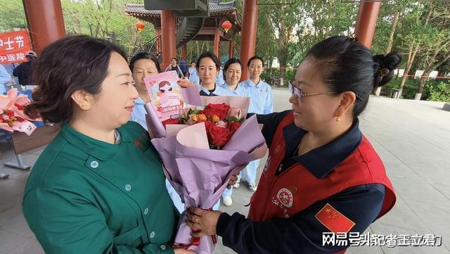 业致敬白衣天使凝聚社会温情麻将胡了2模拟器沈阳爱心企(图5)